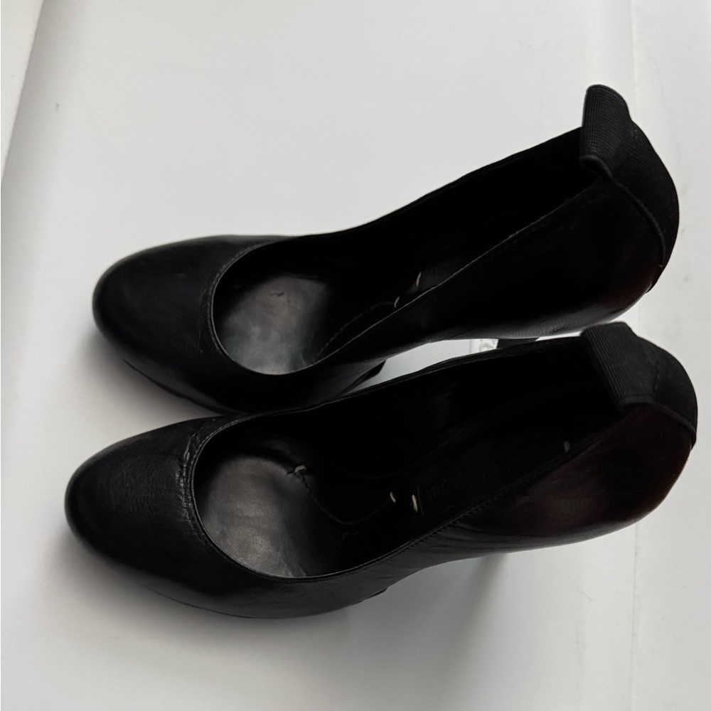 Gorgeous Bcbgmaxazria women genuine leather stiletto 4.5” heels. comfortable.